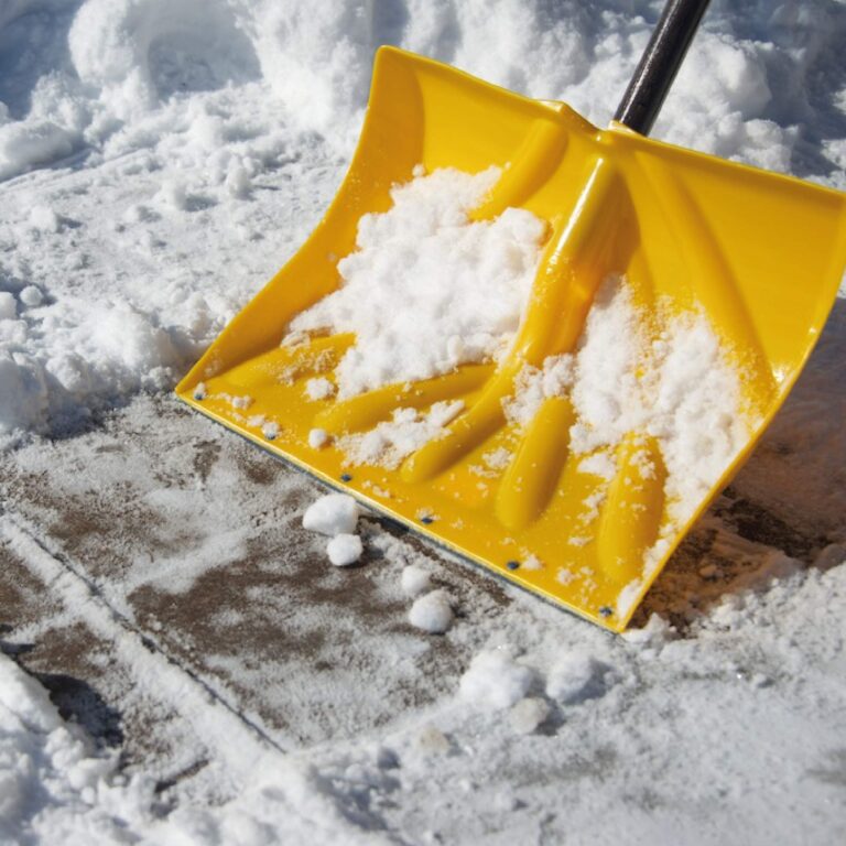 thumbnail interactive-video image 1 of Garant Alpine APP30KDU 30 Inch Yellow Poly Blade Snow Shovel - Russo Power Equipment 1 of 3